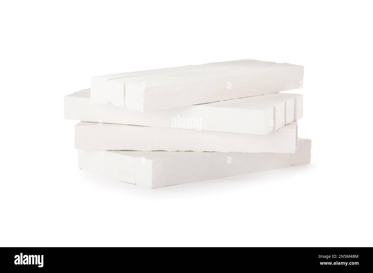 Kleine Kreidestücke auf weißem Hintergrund Stockfoto