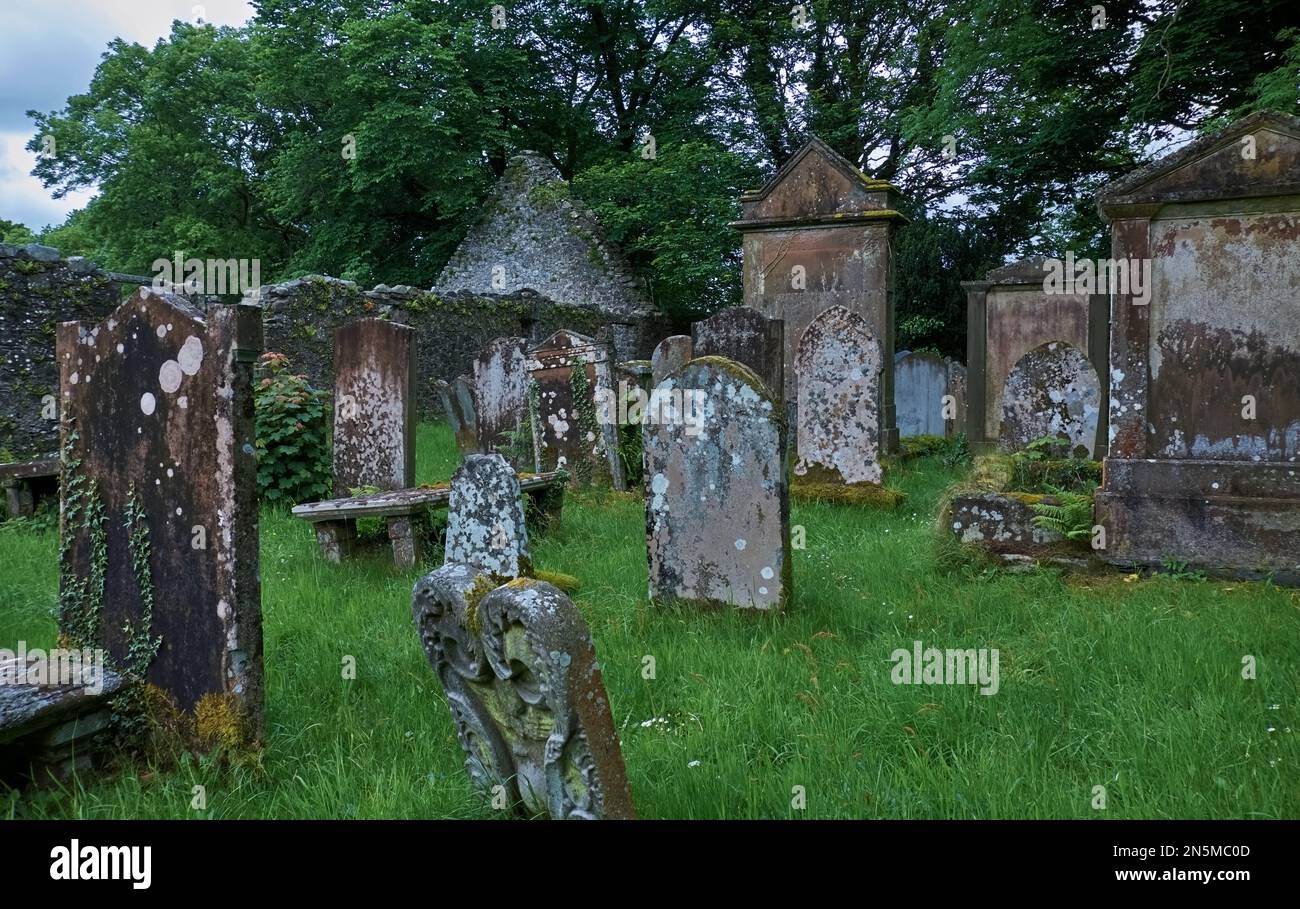 Alte Kirchenruinen und Grabsteine im Old Minnigaff Churchyard in der Nähe von Newton Stewart, Wigtownshire, Dumfries und Galloway, Schottland. Stockfoto