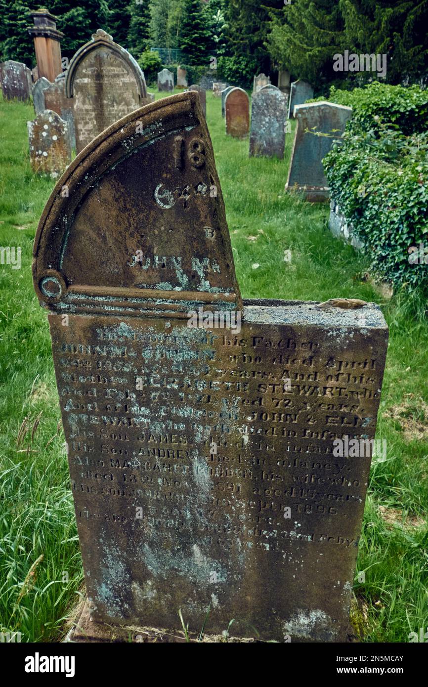 Ein beschädigter Sandsteingräber in einem alten Friedhof. Stockfoto