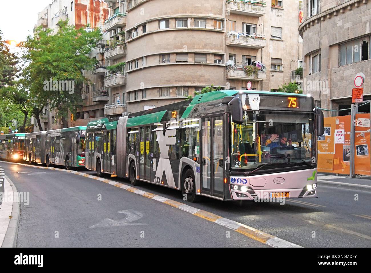 Reihe von Bussen - Öffentliche Verkehrsmittel - Jerusalem, Israel Stockfoto