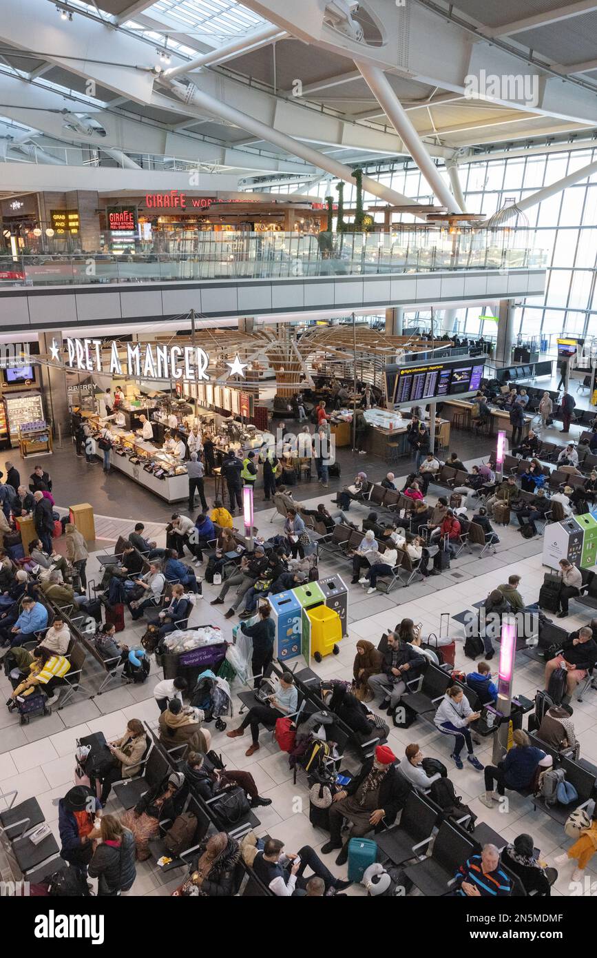 Flughafen Heathrow Terminal 5, Innenraum; Abflughalle 2023, Passagiere erwarten Flugreise T5, Flughafen Heathrow London UK Stockfoto