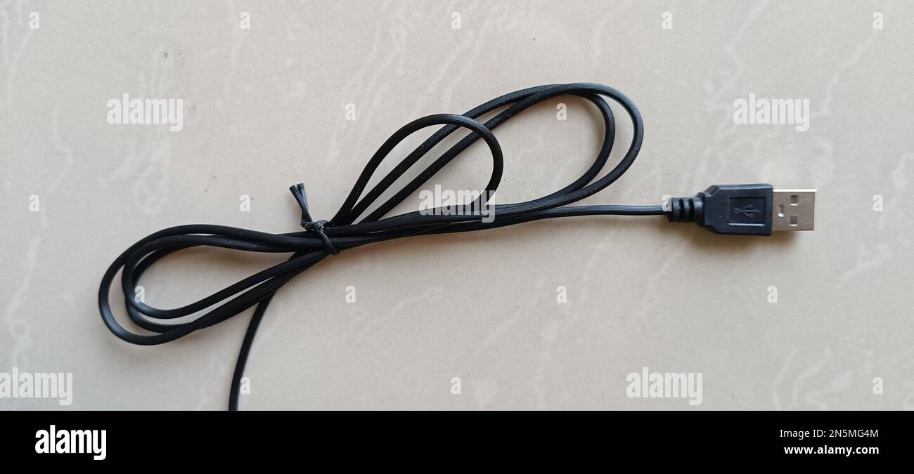 USB-Kabel auf grauem Hintergrund. Das Konzept von Verbindung und Kommunikation. Stockfoto