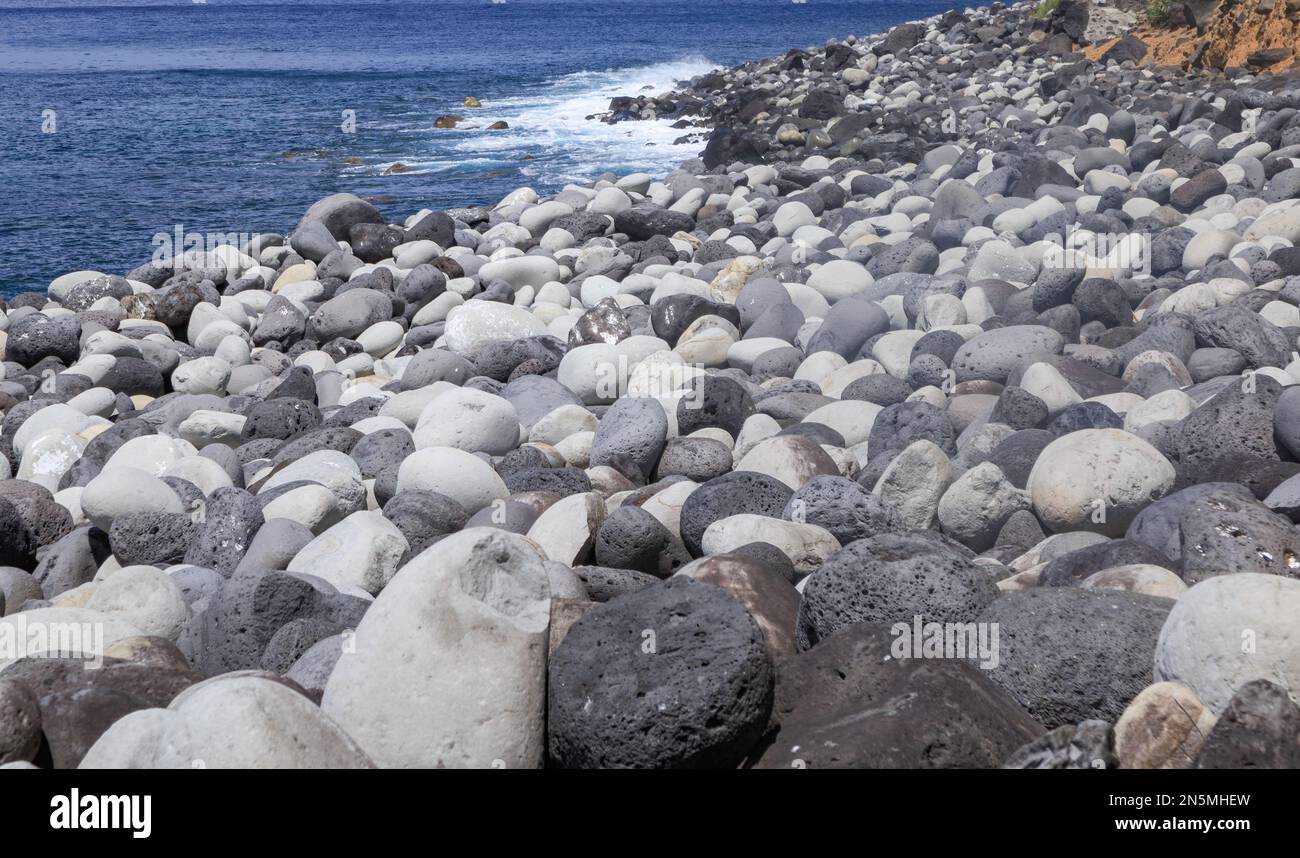 An einem Strand in Sao Miguel wurden im Meer runde Steine gewaschen Stockfoto