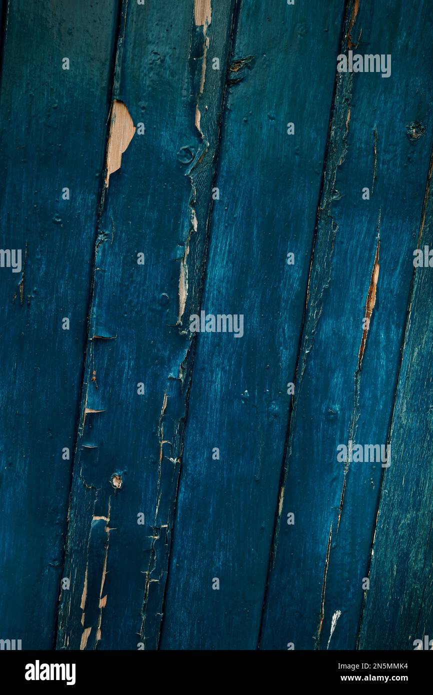 Abblätternde blaue Farbe auf einer Holztür. Stockfoto