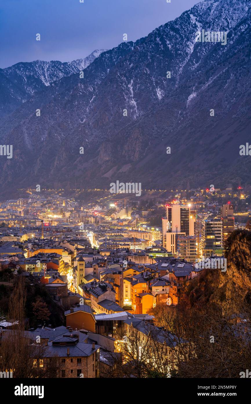 Nachtsicht auf Andorra La Vella, Andorra Stockfoto
