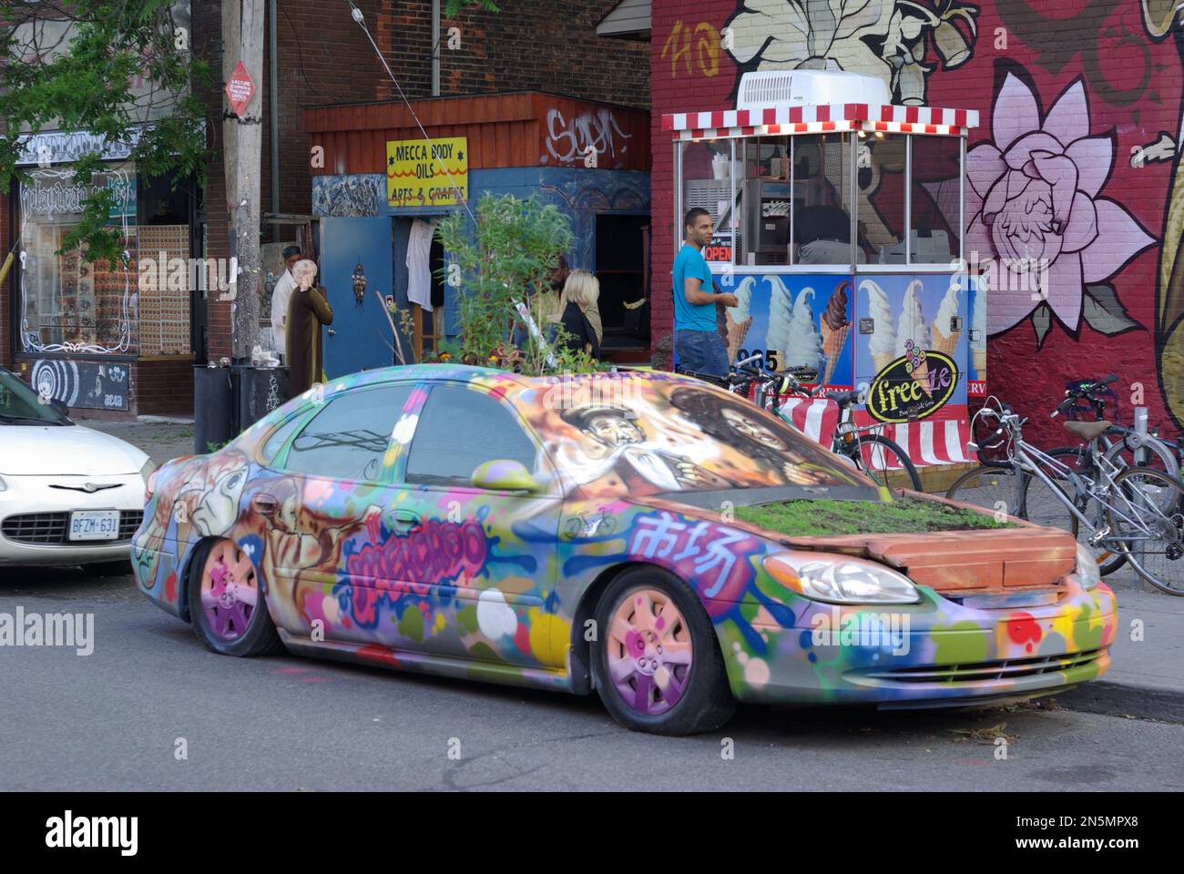 Bunte Gartenautos mit Eisstand und Kunsthandwerksläden in der Augusta Street im Kensigton Market, Toronto, Kanada. Stockfoto