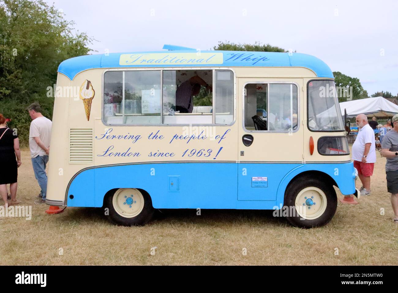 Ein alter Morris LD Eiswagen aus dem Jahr 1962, der auf einer Dampf-Rallye und einer Oldtimer-Veranstaltung am 2022. Juli ein gesundes Handwerk genießt. Stockfoto