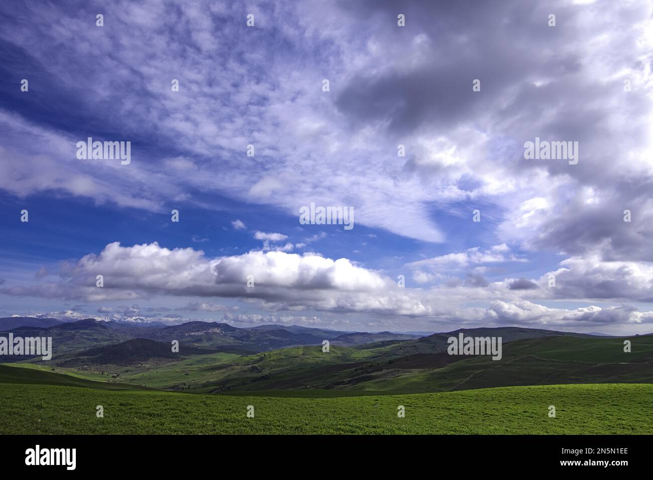 Hügelige Landschaft im sizilianischen Hinterland Stockfoto
