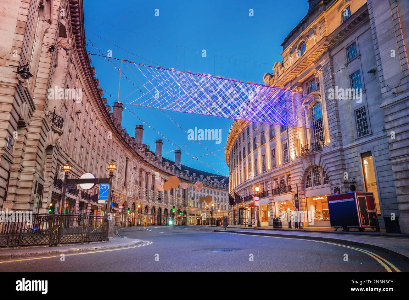 London, Großbritannien - festlich beleuchtete Regent Street am Weihnachtsmorgen. Total leere Straßen am 25. Dezember in Londons berühmtem Einkaufszentrum Stockfoto