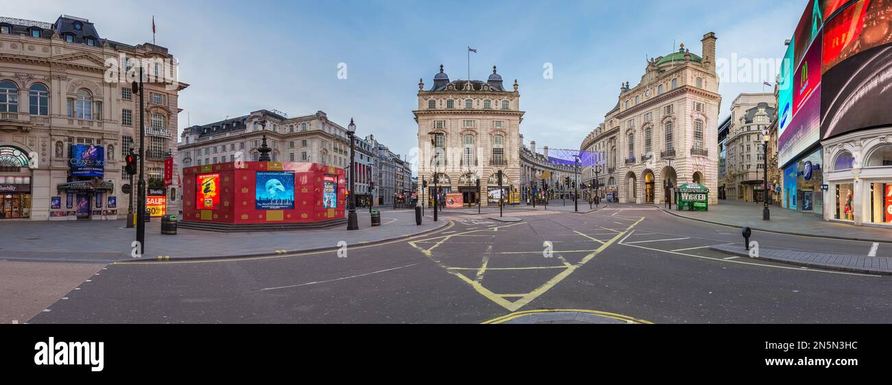 LONDON, VEREINIGTES KÖNIGREICH - 2015.12.25: Leere Straßen, kein Verkehr und keine Menschen am ersten Weihnachtsfeiertag am Piccadilly Circus in London, Vereinigtes Königreich. Panoramaaufnahme von Th Stockfoto
