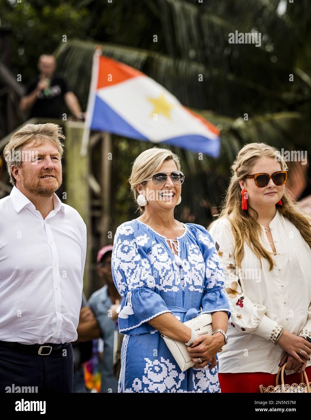 SABA - 09/02/2023, SABA - König Willem-Alexander, Königin Maxima und Prinzessin Amalia sehen ein Stück für sie im Dorf Windwardside. Die Kronprinzessin hat eine zweiwöchige Einführung in die Länder Aruba, Curacao und St. Maarten und die Inseln, die die karibischen Niederlande bilden: Bonaire, St. Eustatius und Saba. ANP REMKO DE WAAL niederlande raus - belgien raus Stockfoto