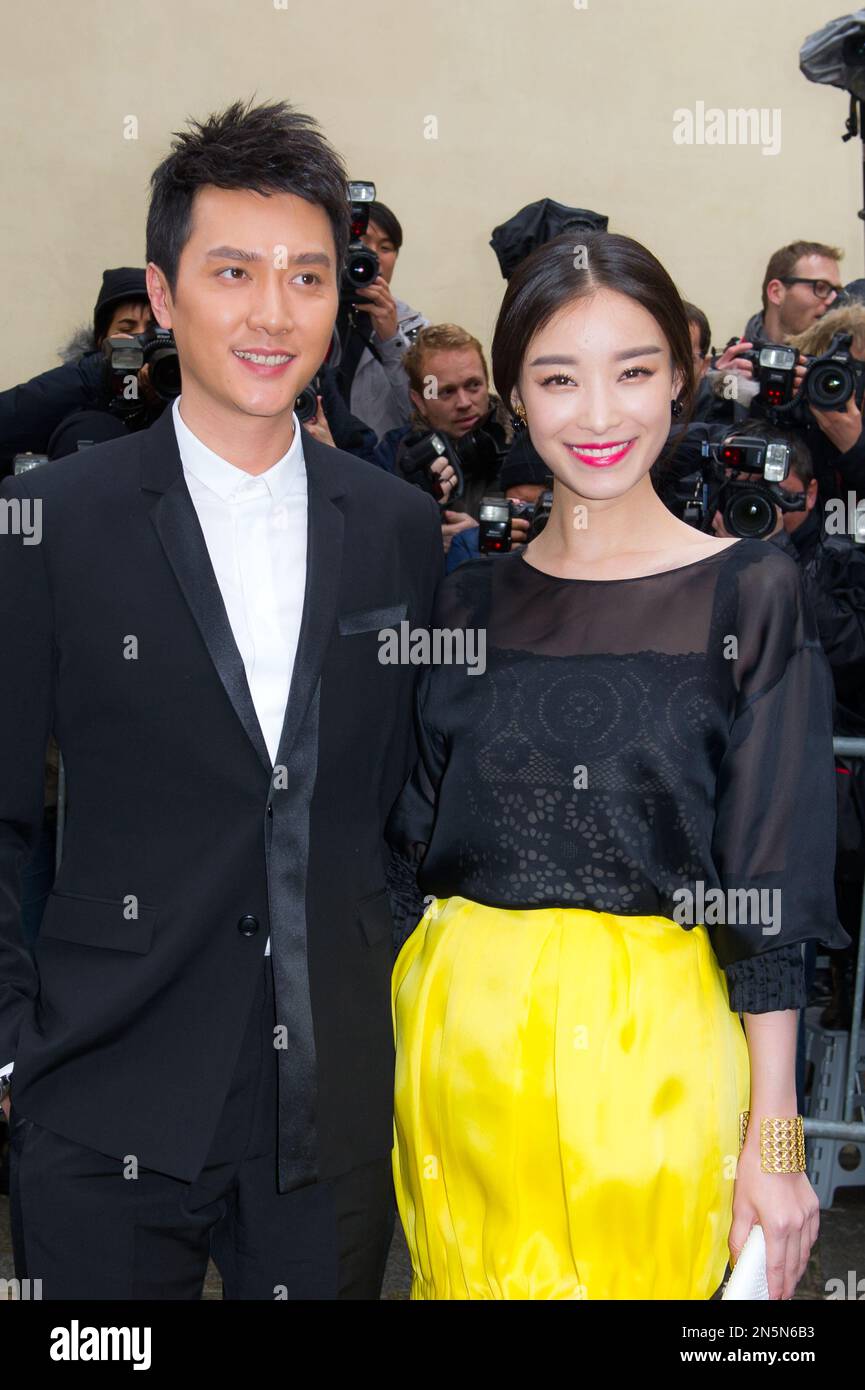 Chinese actors Feng Shaofeng, left, and Ni Ni arrive to attend the Dior Spring-Summer 2014 Haute Couture fashion collection, presented Monday, Jan. 20, 2014 in Paris. (AP Photo/Zacharie Scheurer) Stockfoto