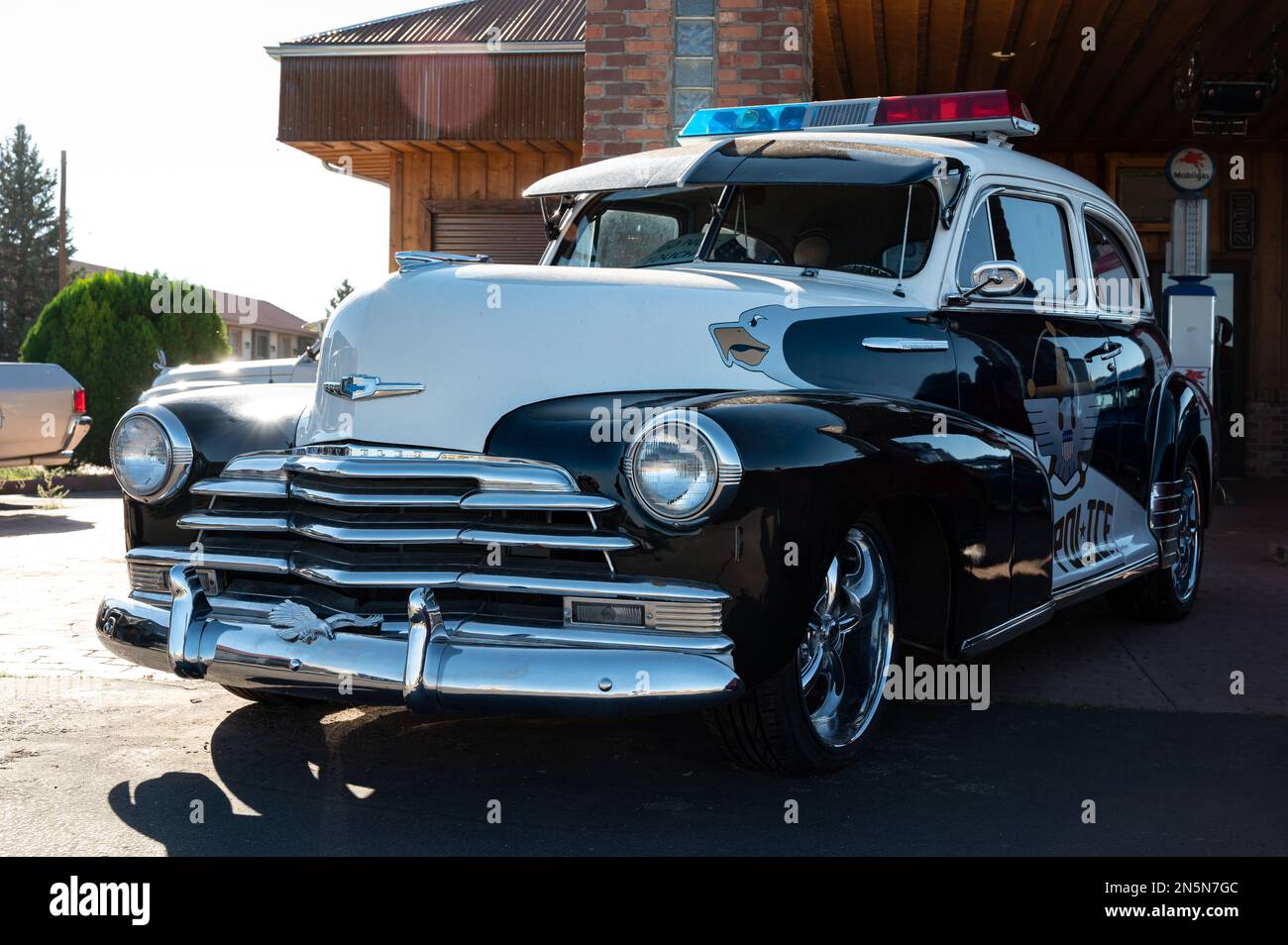 Ein alter amerikanischer Polizeiwagen, Chevrolet Fleetmaster, der auf der Straße parkt Stockfoto