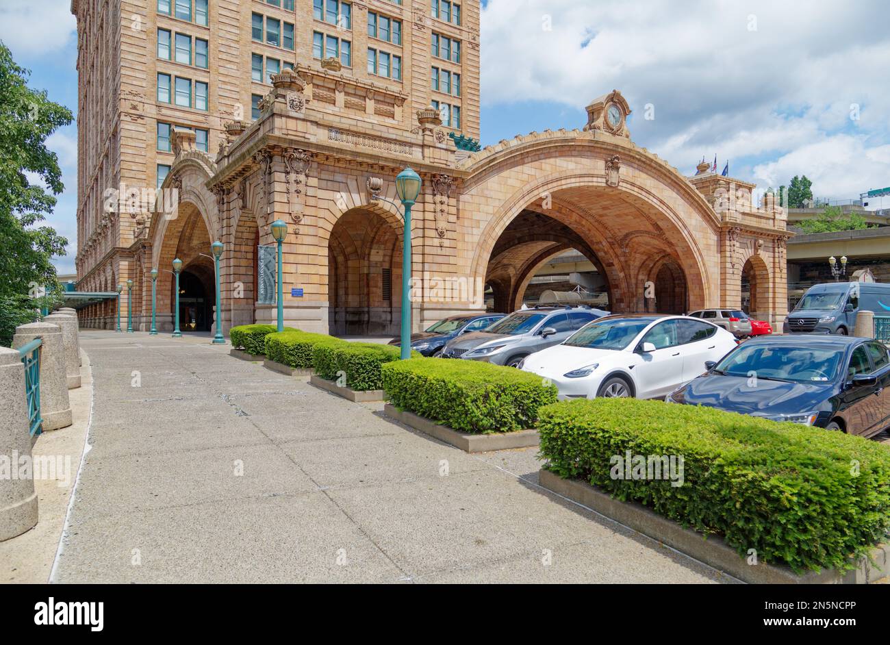 Pittsburgh Downtown: Das Pennsylvanian, heute Apartments, war ursprünglich die Union Station der Pennsylvania Railroad. Der Amtrak-Bahnhof hält noch immer hier. Stockfoto