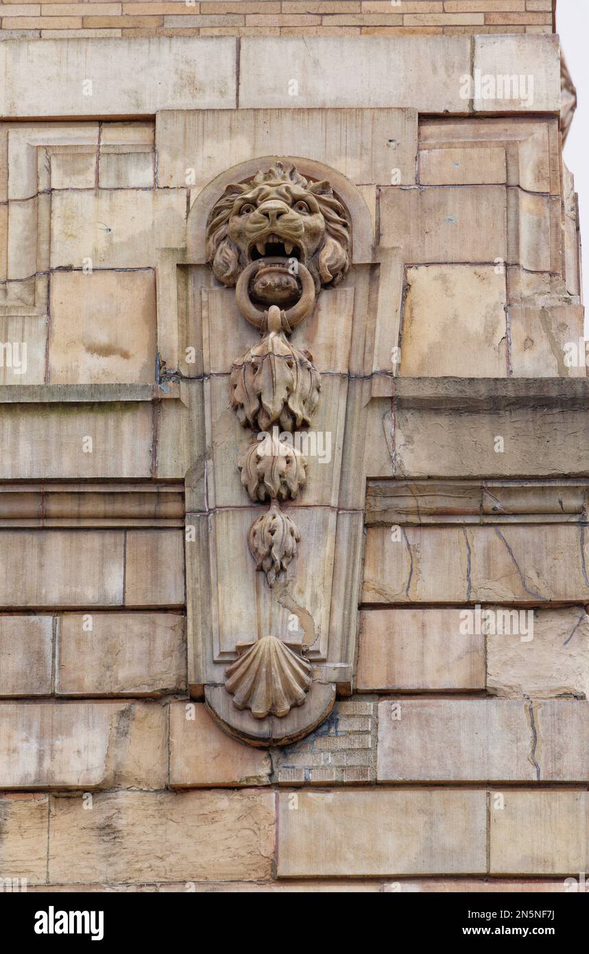 Stadtzentrum von Pittsburgh: Die Beaux Arts-Terrakotta-Details des Pennsylvanian blieben während der Umwandlung des Gebäudes in Apartments erhalten. Stockfoto