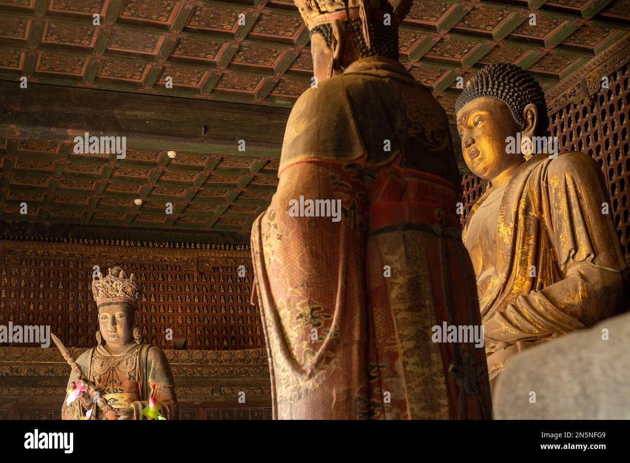 Buddha-Statuen in der Rulai-Halle im Zhihua-Tempel in Peking, China. 31-Jan-2023 Stockfoto