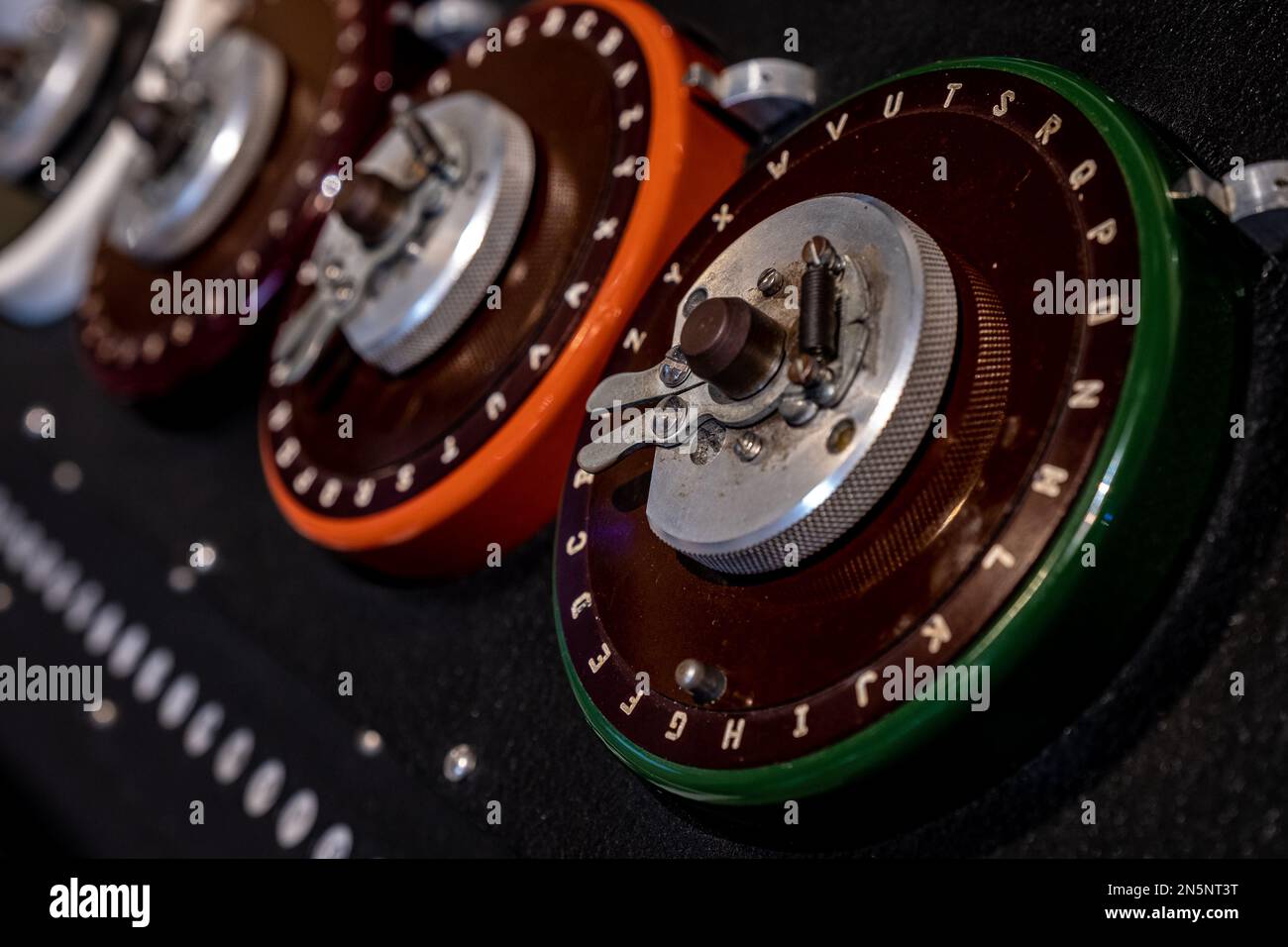 Die Drehscheiben einer "Bombe"-Kontrollmaschine aus dem zweiten Weltkrieg, mit denen die deutschen Enigma-Codes in Bletchley Park, Buckinghamshire, knackt wurden Stockfoto