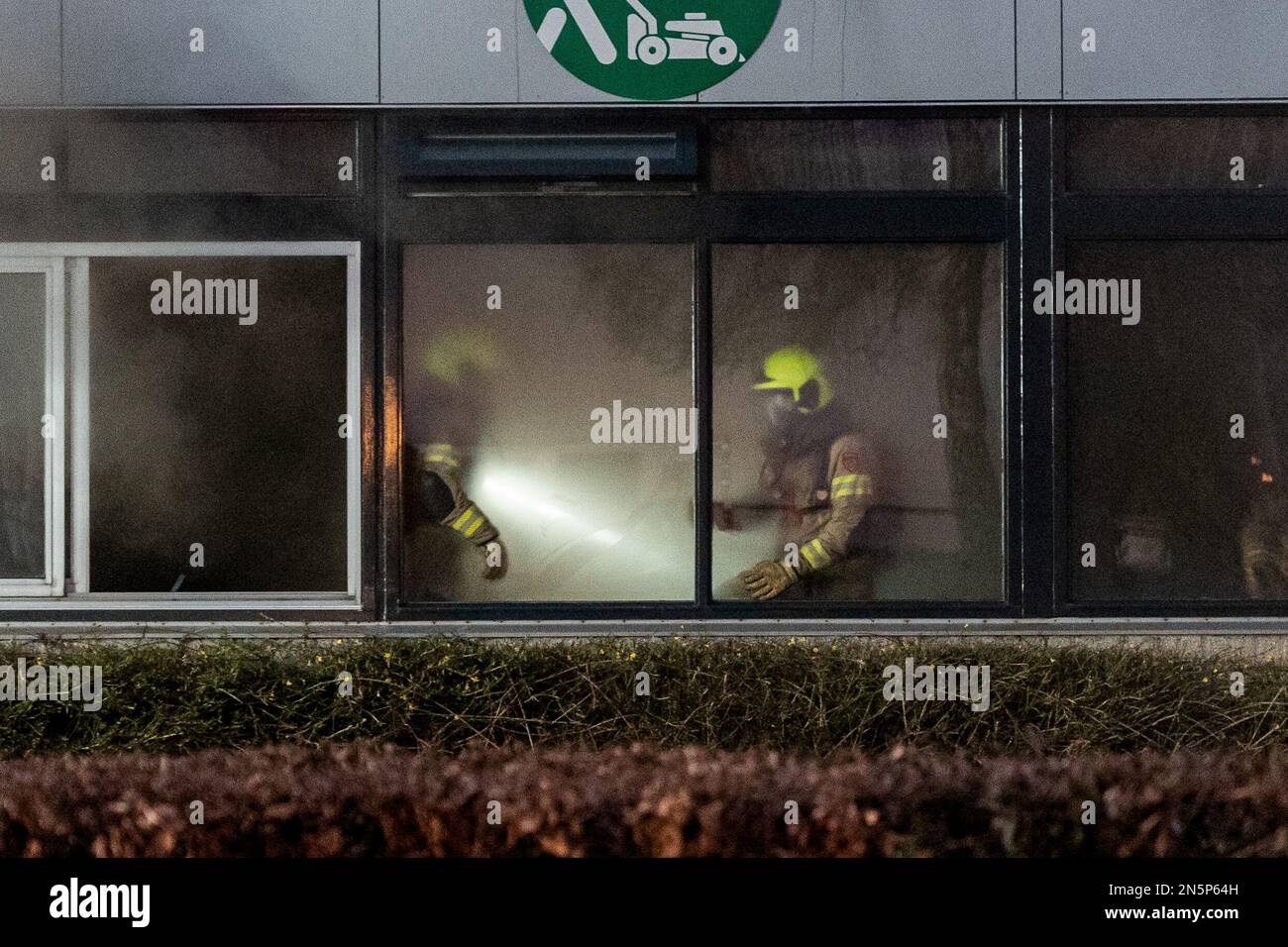 HETEREN, NIEDERLANDE - FEBRUAR 9: Großbrand in Poort van Midden Gelderland Oranje am Poort van Midden Gelderland Oranje. Das Feuer brach in einem Unternehmen für Garten- und Parkmaschinen (Helthuis Tuin en Parkmachines BV) aus. Die Feuerwehr wurde um 06:45am Uhr morgens gerufen. Trotz der besten Löschbemühungen brach 2 Stunden später in der Mitte des Gebäudes ein Feuer aus. Von da an wurde das Gebäude schnell von einem Feuer überflutet. Am Ende blieben nur einige Wände und Metallkonstruktionen Während des Brandes wurde Asbest freigesetzt. Die Feuerwehr hat es als so genannten GRIP klassifiziert Stockfoto