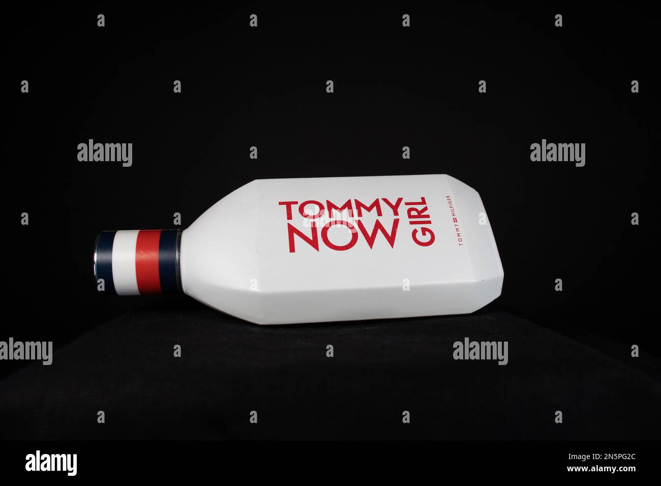 EXETER, DEVON, Großbritannien - 10. JANUAR 2023 Tommy Hilfiger in einer amerikanischen Bekleidungs- und Parfümflasche Tommy Now Girl Stockfoto