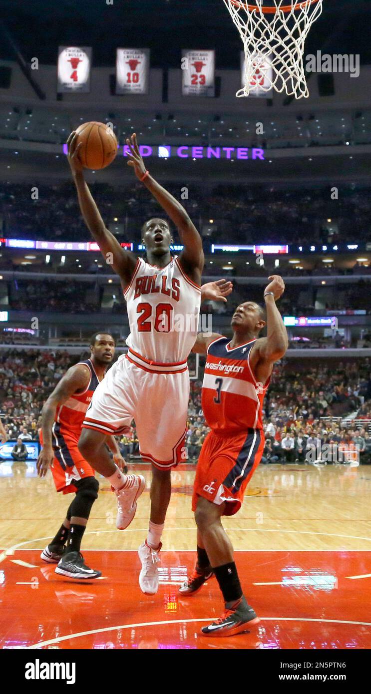 Chicago Bulls small forward Tony Snell (20) shoots over Washington Wizards shooting guard Bradley Beal during the first half of an NBA basketball game Monday, Jan. 13, 2014, in Chicago. (AP Photo/Charles Rex Arbogast) Stockfoto