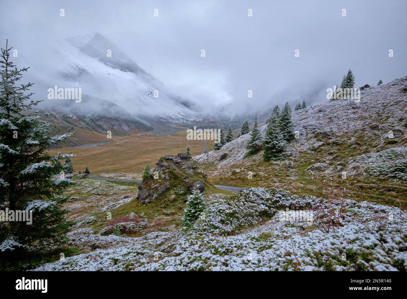 Der Gemmi Pass Trail im Berner Oberland der Schweiz ist von leichtem Schnee bedeckt. Stockfoto