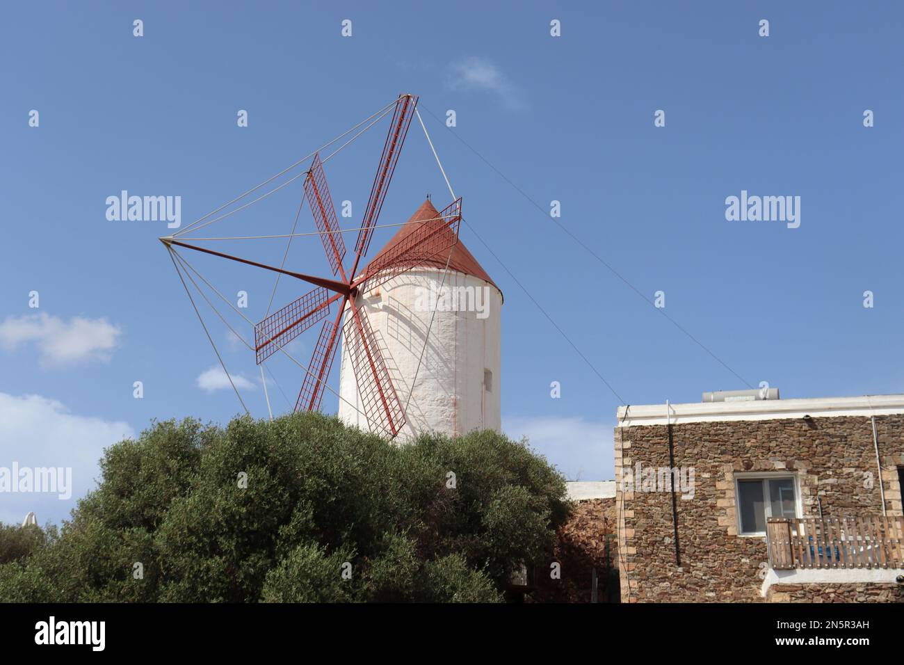 Eine Windmühle in der Stadt Es Mercadal, Minorca Stockfoto