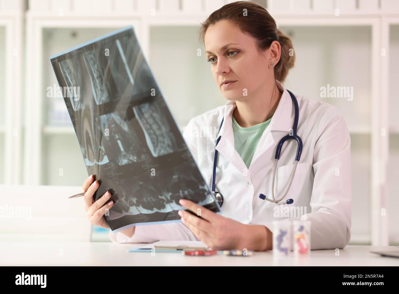 Arztin, die Röntgenaufnahmen von Patienten im Krankenhaus untersucht. Stockfoto