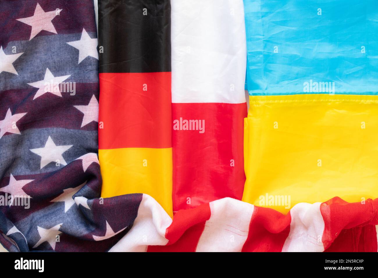 Flaggen Deutschlands und der Ukraine sowie Polens und der USA als Hintergrund, Vereinigung und Staatenunion Stockfoto