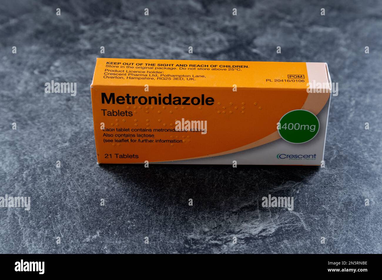 Eine Schachtel Metronidazol-Antibiotika-Kapseln. Stockfoto