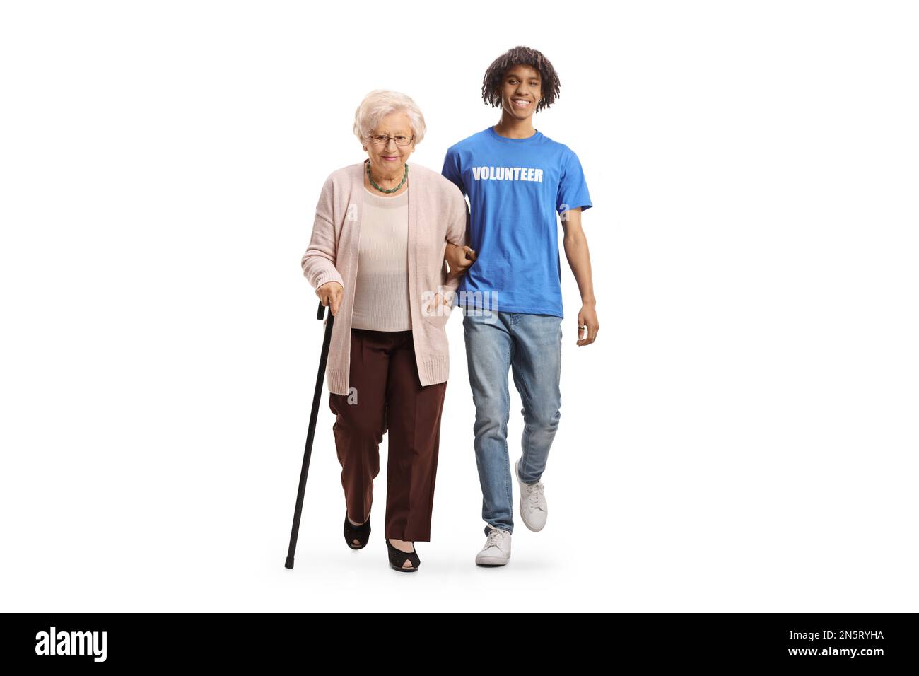 Das Porträt eines afroamerikanischen Freiwilligen, der einer älteren Frau auf weißem Hintergrund hilft Stockfoto