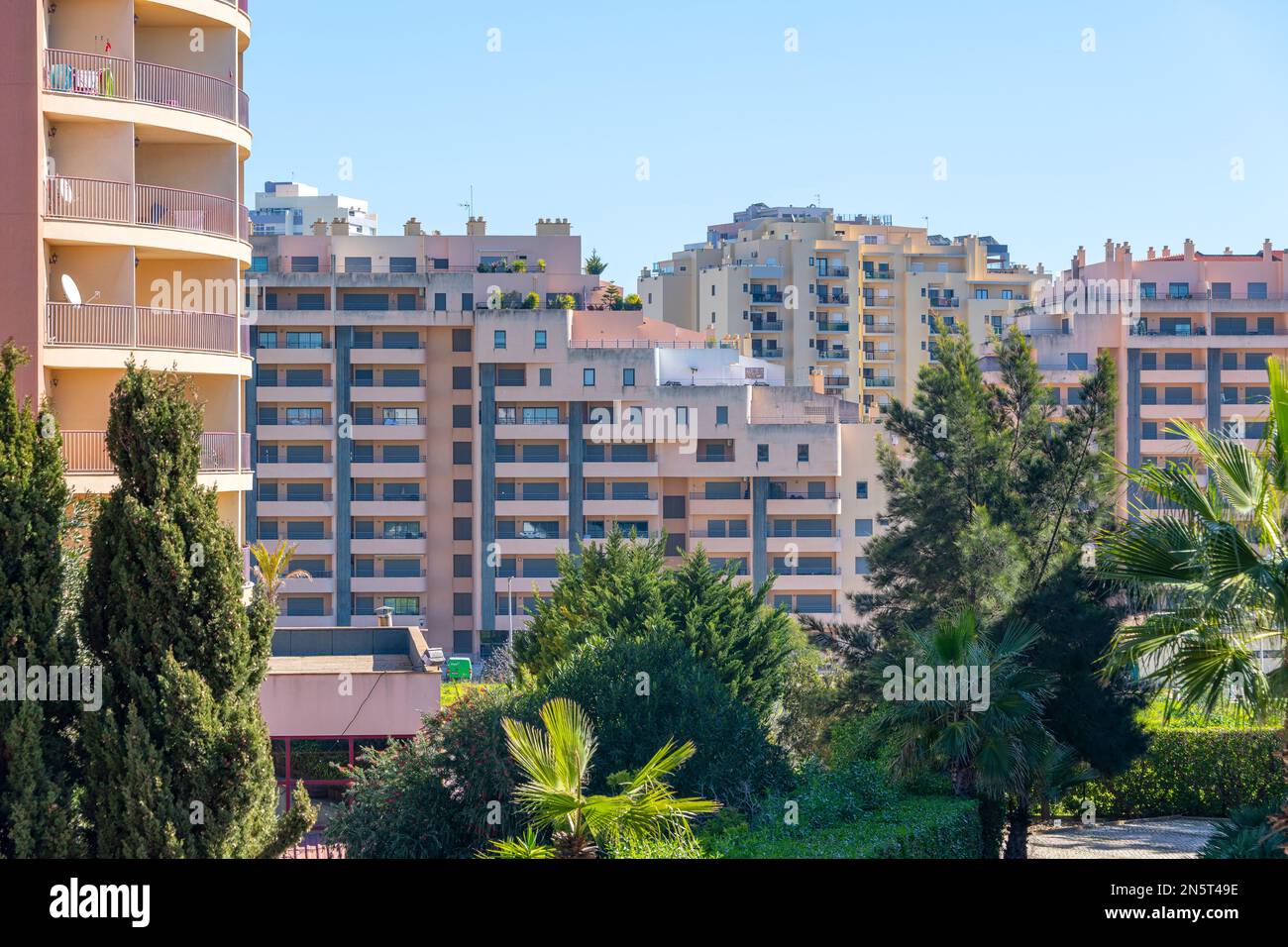 Blick auf Wohnungen und Apartments in Portimao, Algarve, Portugal Stockfoto