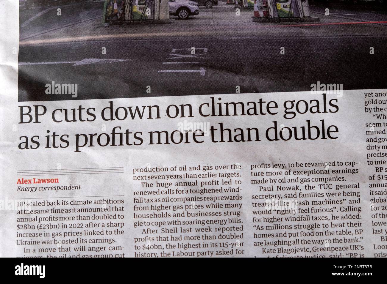 British Petroleum „BP senkt Klimaschutzziele, da seine Gewinne mehr als doppelt so hoch sind“ Guardian Zeitung Headline Energy Artikel 7 Februar 2023 London UK Stockfoto