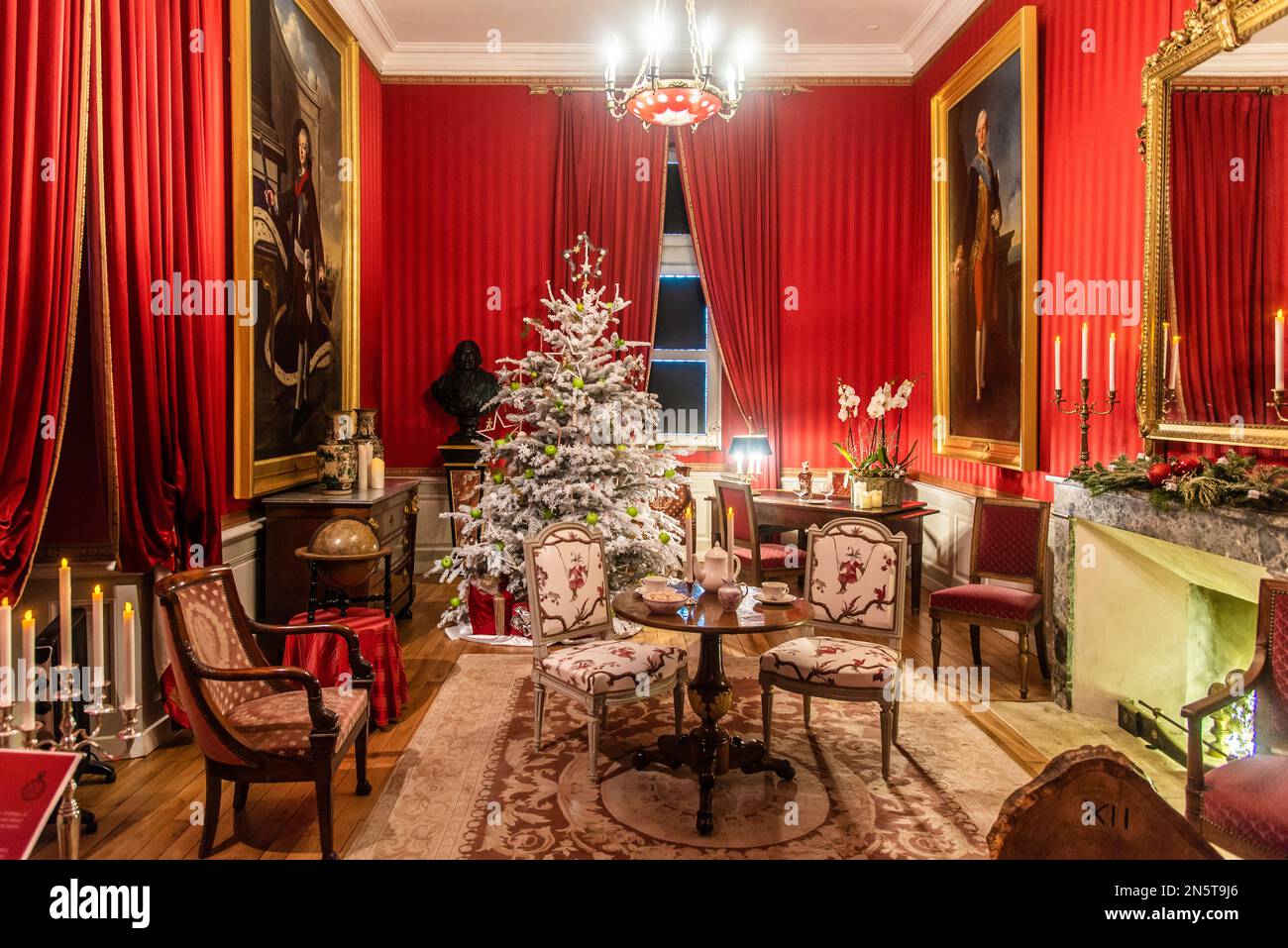 Chenonceau, Frankreich - 30 2022. Dez.: Der Weihnachtsdekorationsraum im Schloss Amboise Stockfoto