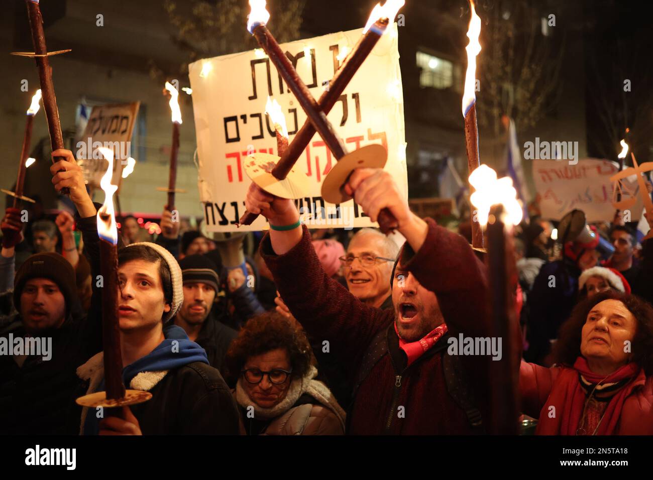 Jerusalem, Israel. 09. Februar 2023. Israelis protestieren vor dem Haus des Premierministers gegen die neue rechte Regierung. Kredit: Ilia Yefimovich/dpa/Alamy Live News Stockfoto