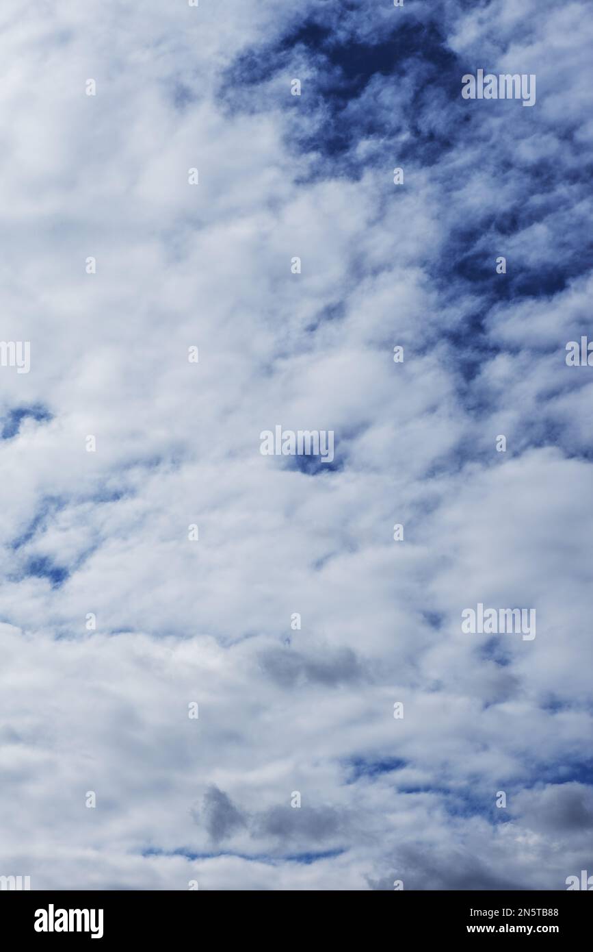 Bild eines ziemlich bewölkten Himmels mit einigen Lichtern. vektorwoll-Texturhintergrund Stockfoto