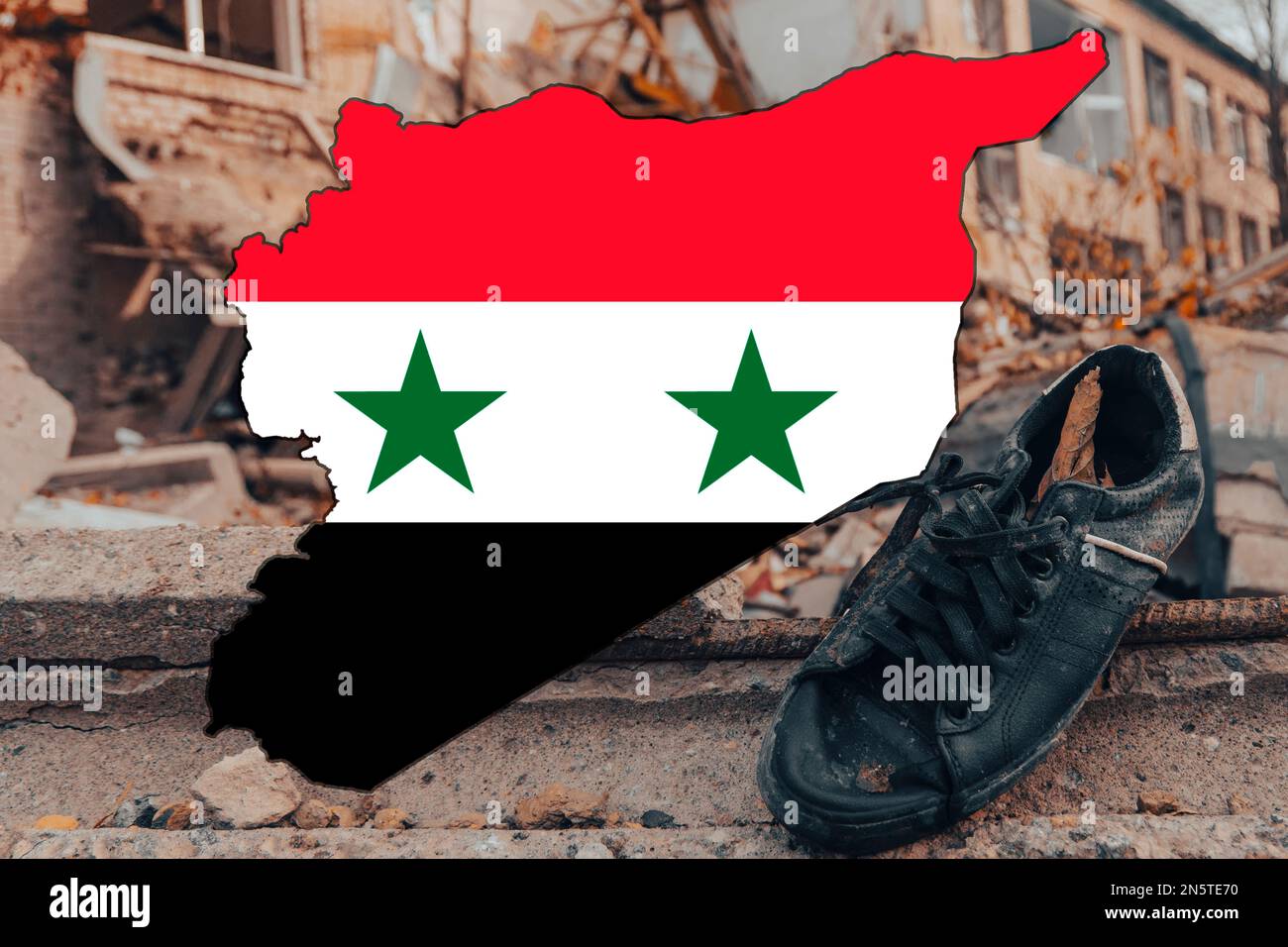 Die Staatsflagge Syriens in Form einer Karte Syriens vor dem Hintergrund der Ruinen eines zerstörten Hauses. Erdbeben in Syrien Stockfoto