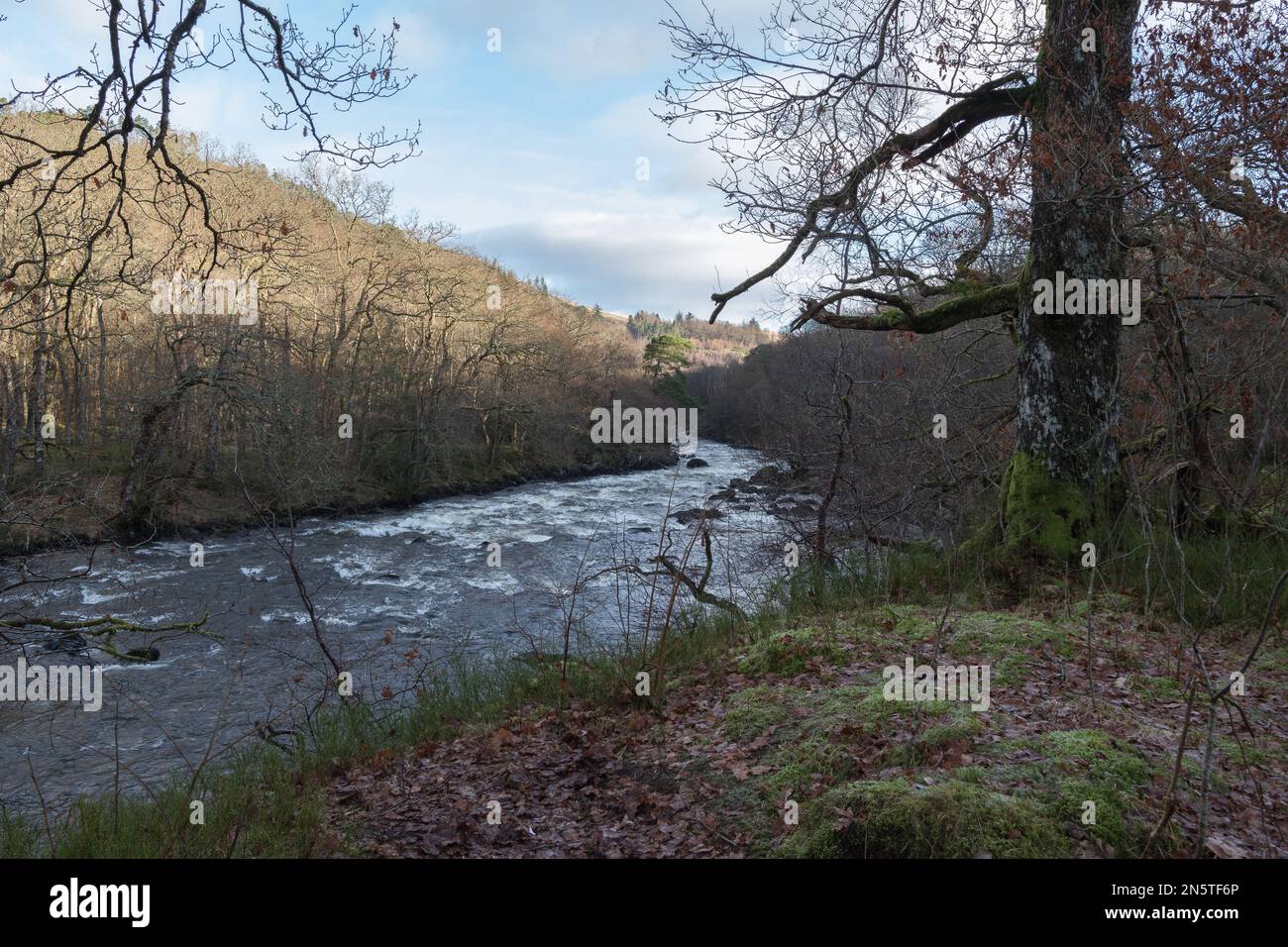 Der Leny-Fluss. (Auch bekannt als Garbh uisge) vom Rob Roy Way am Pass of Leny, Loch Lomond und dem Trossachs National Park, Schottland. Stockfoto