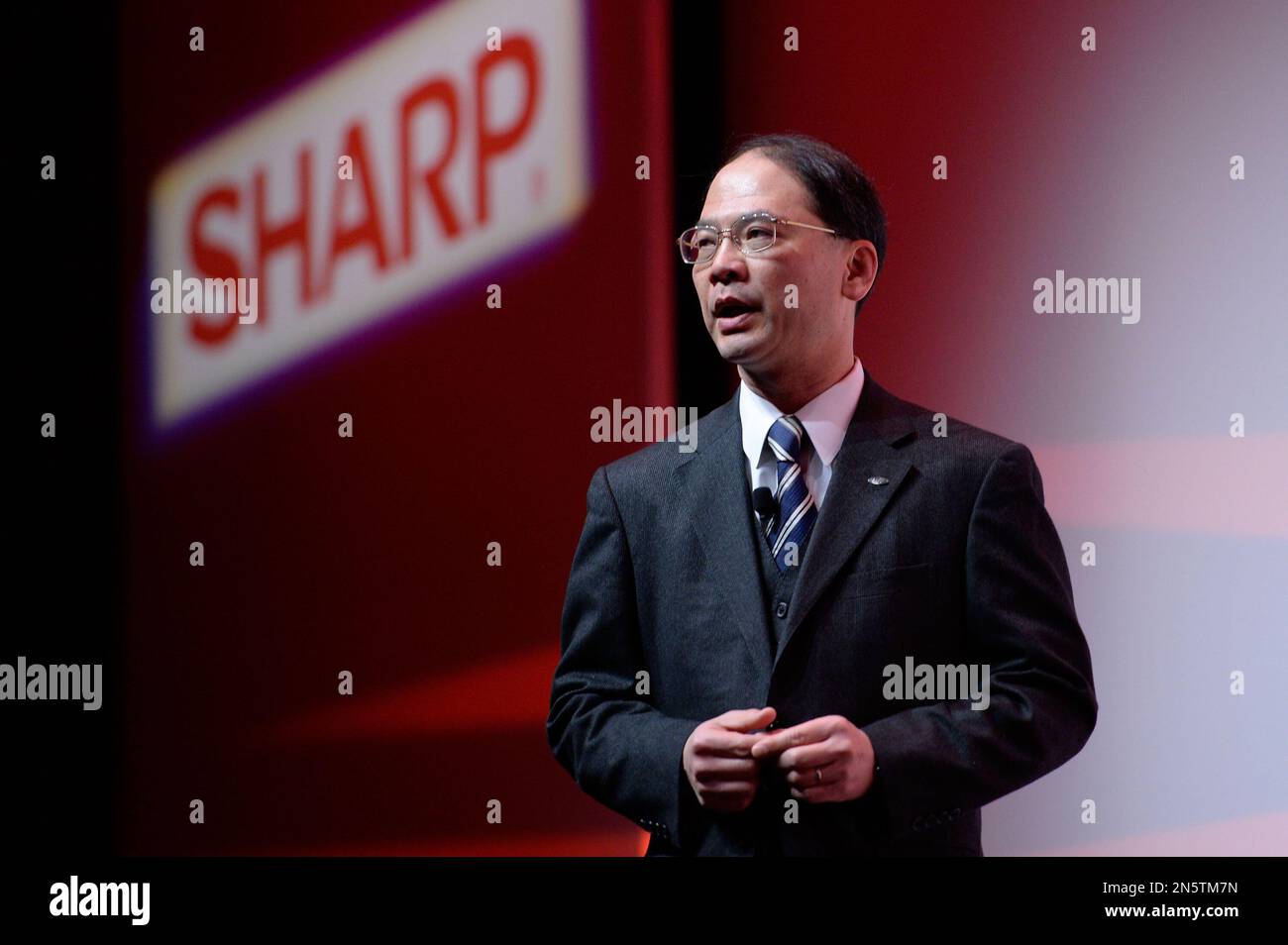 Chairman and CEO of Sharp Electronics Corporation, Toshi Osawa, discusses Sharp's latest innovations at CES on Monday, January 6, 2014 in Las Vegas. (Jeff Bottari/AP Images for Sharp Electronics Corporation) Stockfoto