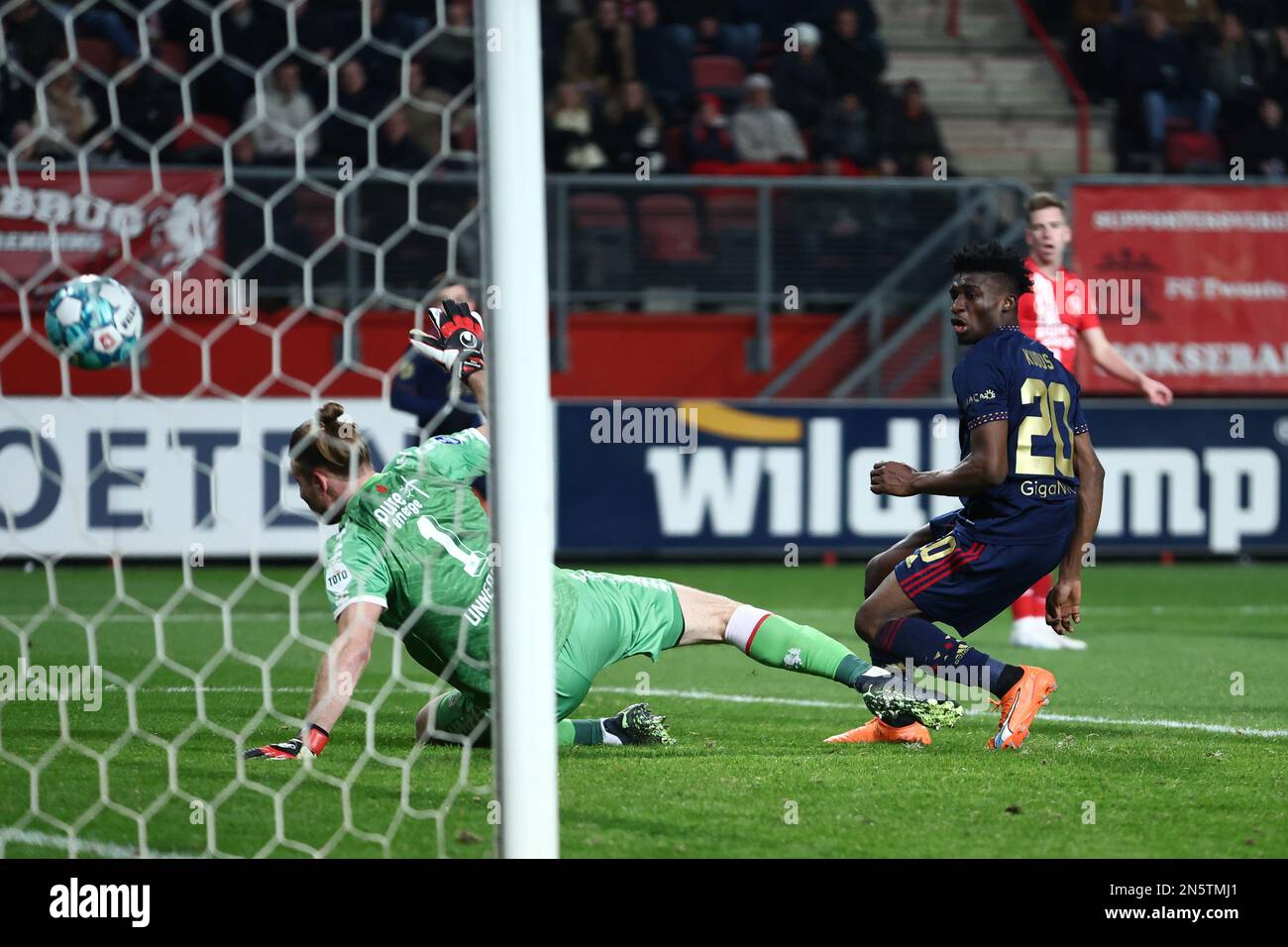 ENSCHEDE – Mohammed Kudus von Ajax erhält den 0-1. Platz in der Runde 16 des KNVB-Pokals zwischen dem FC Twente und Ajax im Stadion De Grolsch Veste am 8. Februar 2023 in Enschede, Niederlande. ANP VINCENT JANNINK Stockfoto