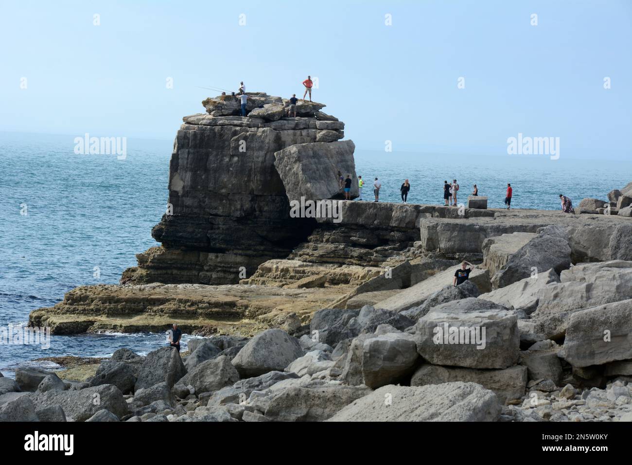 Touristen treffen sich am Pulpit Rock an der Südspitze der Isle of Portland in Dorset am Ärmelkanal, England, Großbritannien. Stockfoto
