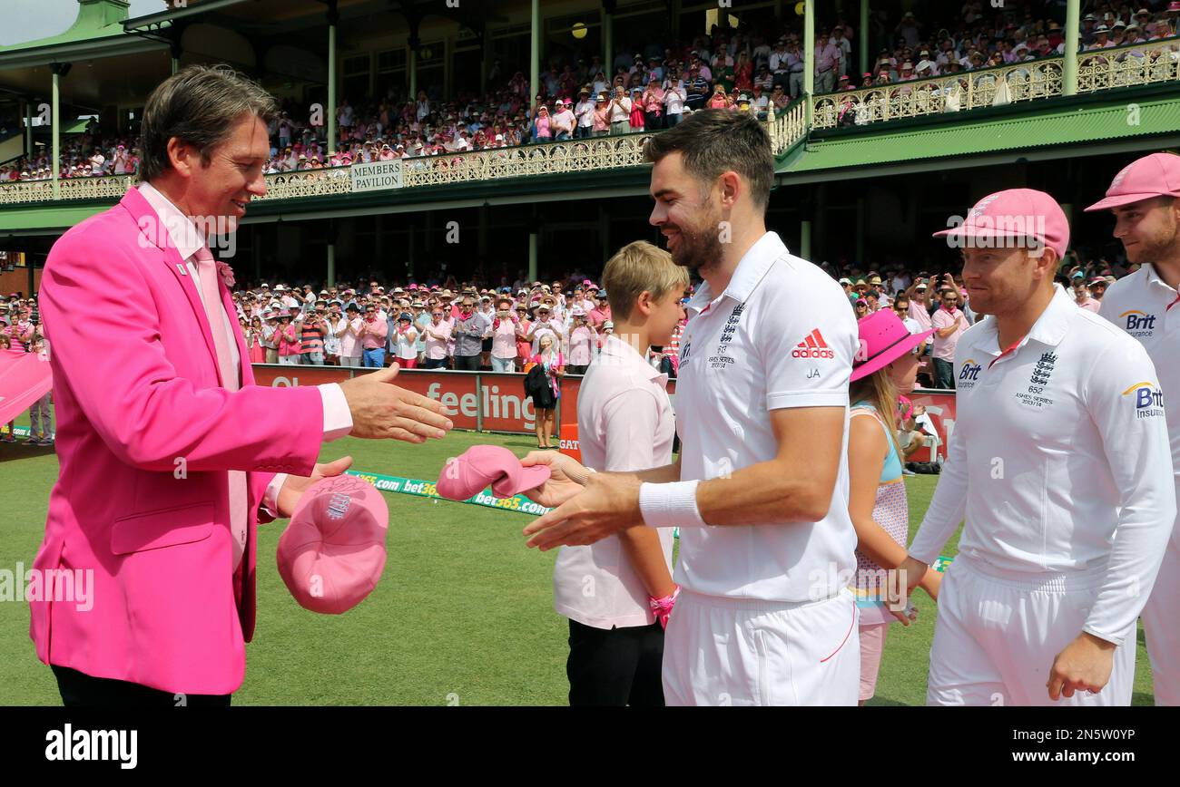 England's James Anderson, right, greets former Australian cricketer Glenn McGrath as he hands over a pink baggy cap on Jane McGrath Day on the third day of their Ashes cricket test match against Australia in Sydney, Australia, Sunday, Jan. 5, 2014. (AP Photo/Rob Griffith) Stockfoto