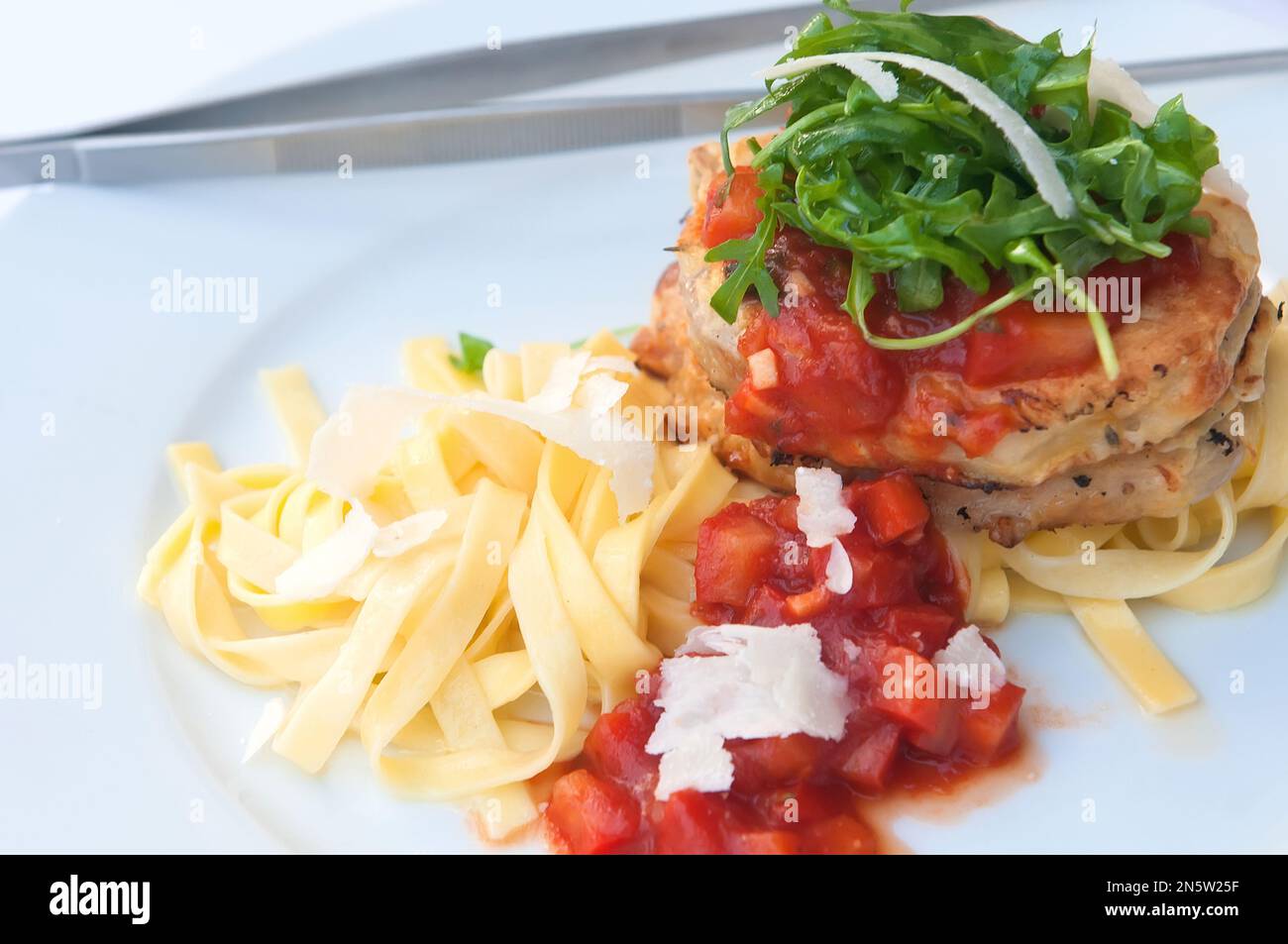 Köstliche Platte mit gegrilltem truthahnmedaillon mit Pasta Stockfoto