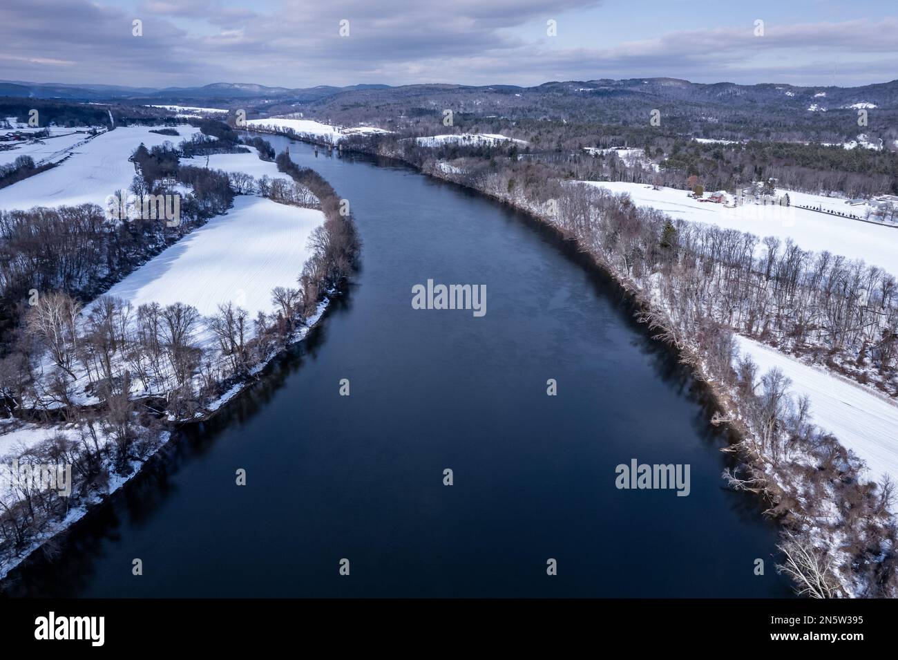 Tri-State-Grenze am Connecticut River - Massachusetts im Vordergrund, Vermont oben links, New Hampshire oben rechts. Stockfoto