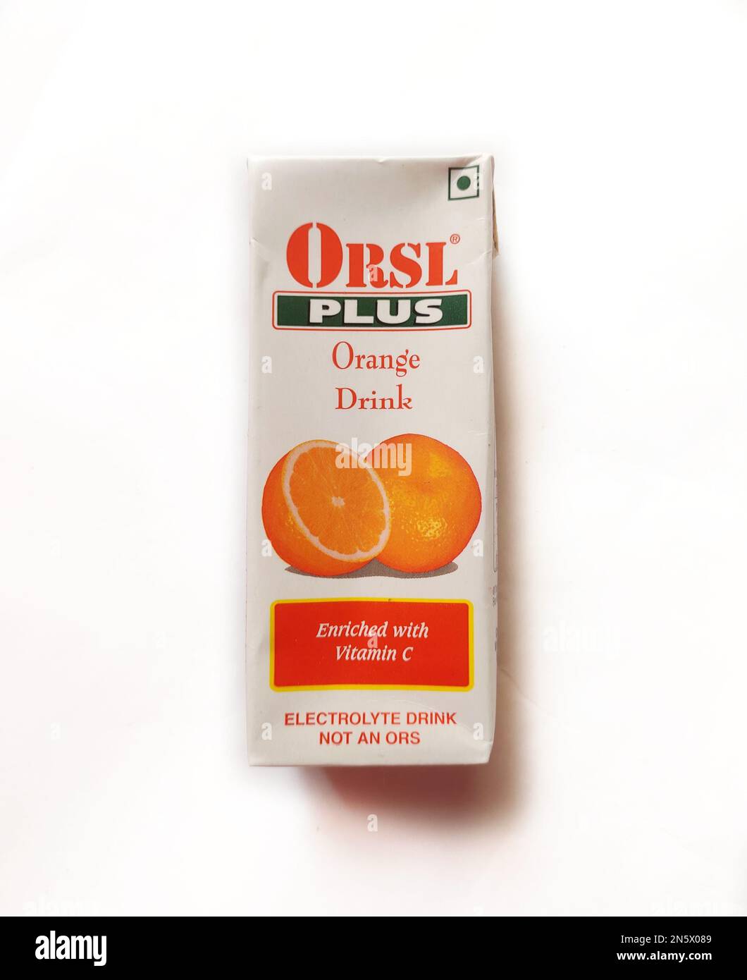 Orangefarbenes Getränk ORSL Plus auf isoliertem weißem Hintergrund. Stockfoto