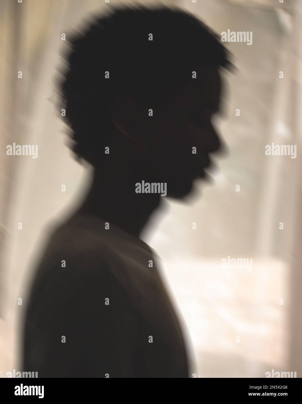 Eine verschwommene Silhouette eines Mannes. Seitenprofil Stockfoto