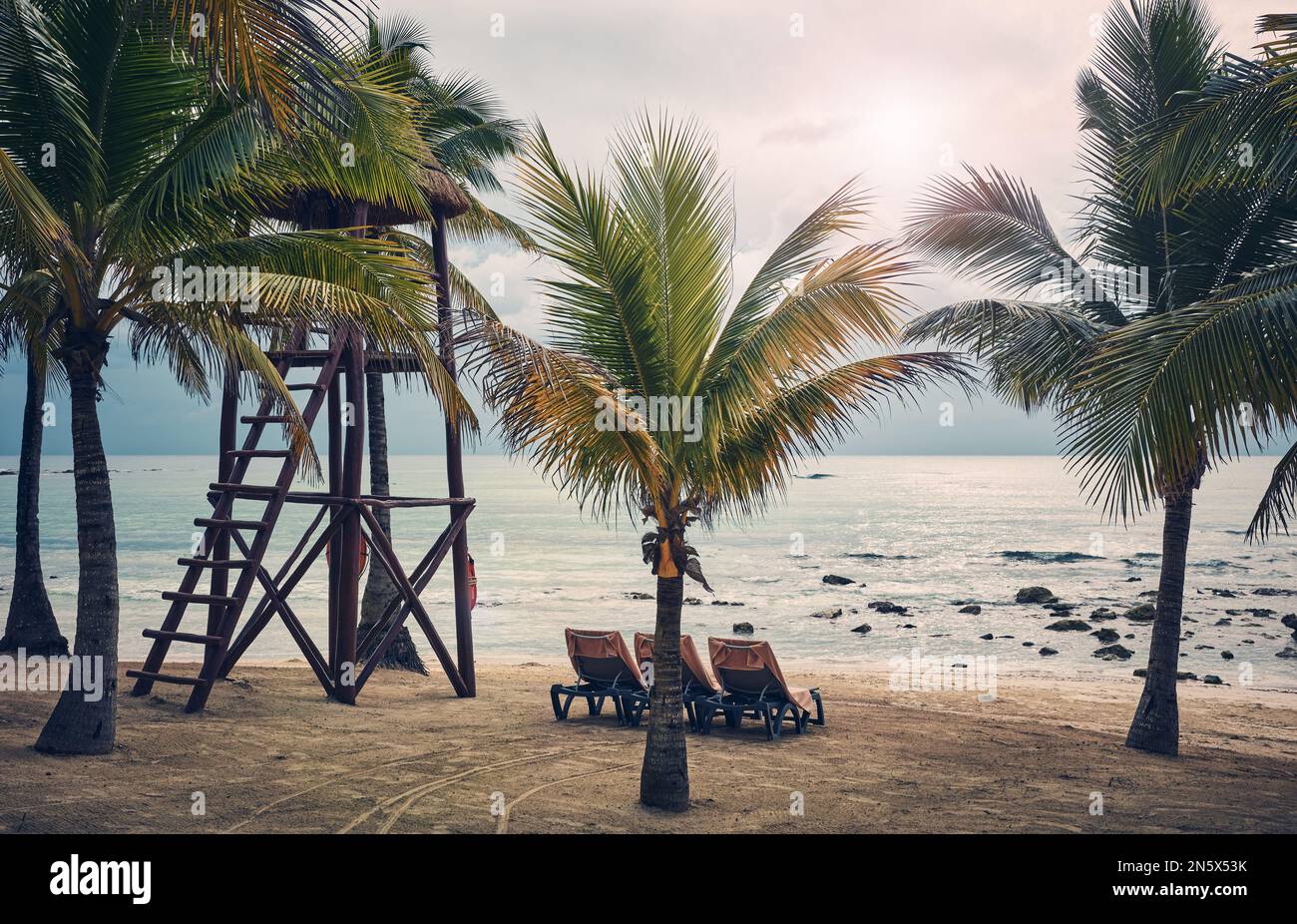 Farbiges Bild eines leeren tropischen Strandes, Reisekonzept, Mexiko. Stockfoto