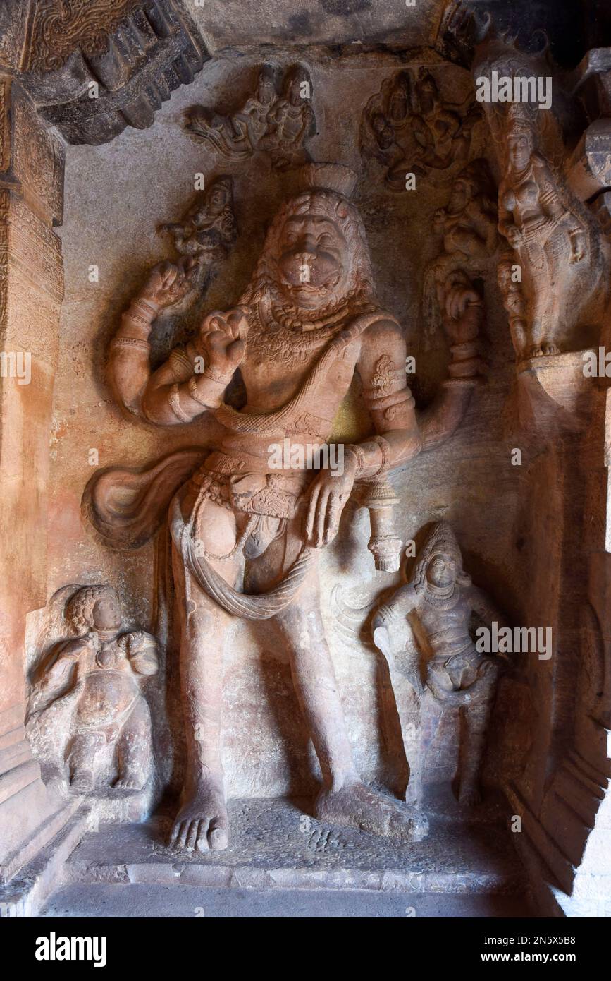 Höhle 3 im Badami-Höhlenkomplex mit Narasimha-Avatar von Vishnu Stockfoto