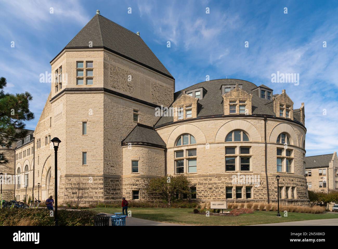 MANHATTEN, KS, USA - 3. NOVEMBER 2022: Hale Library auf dem Campus der Kansas State University. Stockfoto