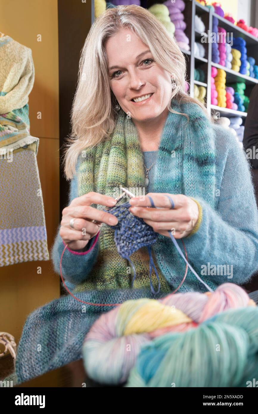 Porträt einer reifen Frau, die Schalldämpfer strickt, Bayern Stockfoto
