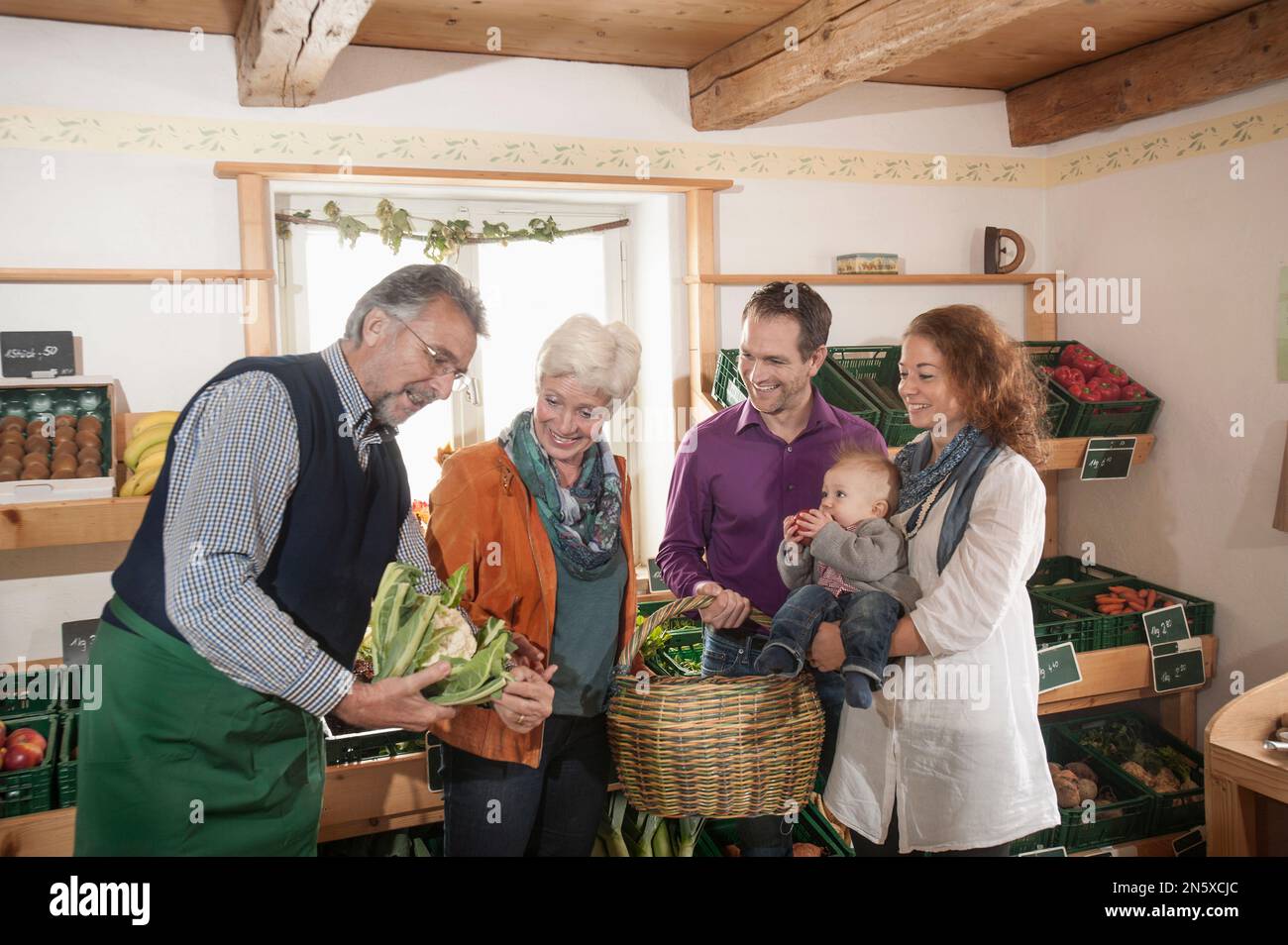 Familie kauft Gemüse auf dem Hof, Bayern, Deutschland Stockfoto